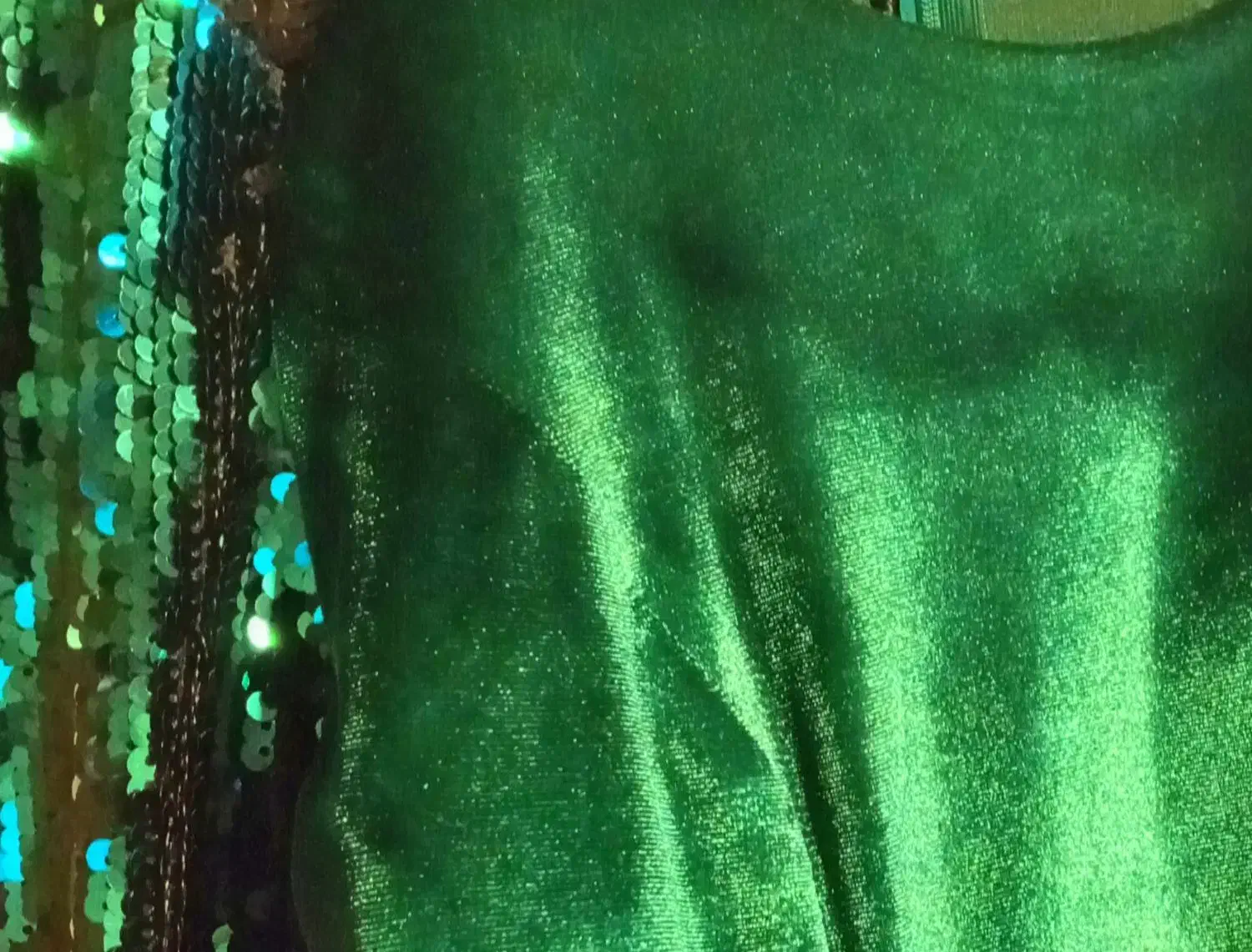 لباس شب|لباس|مشهد, تربیت (صدف)|دیوار