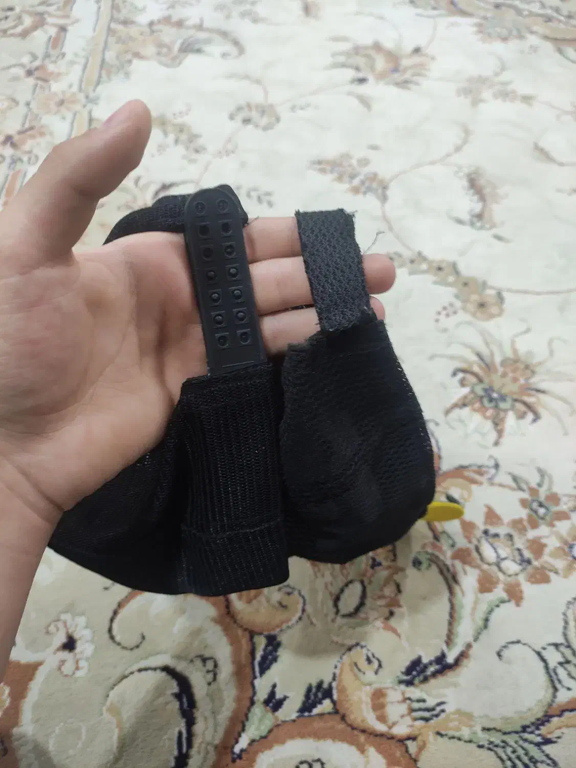 کلاه، لبه دار|کیف، کفش، کمربند|سبزوار, امام خمینی (ناوی)|دیوار