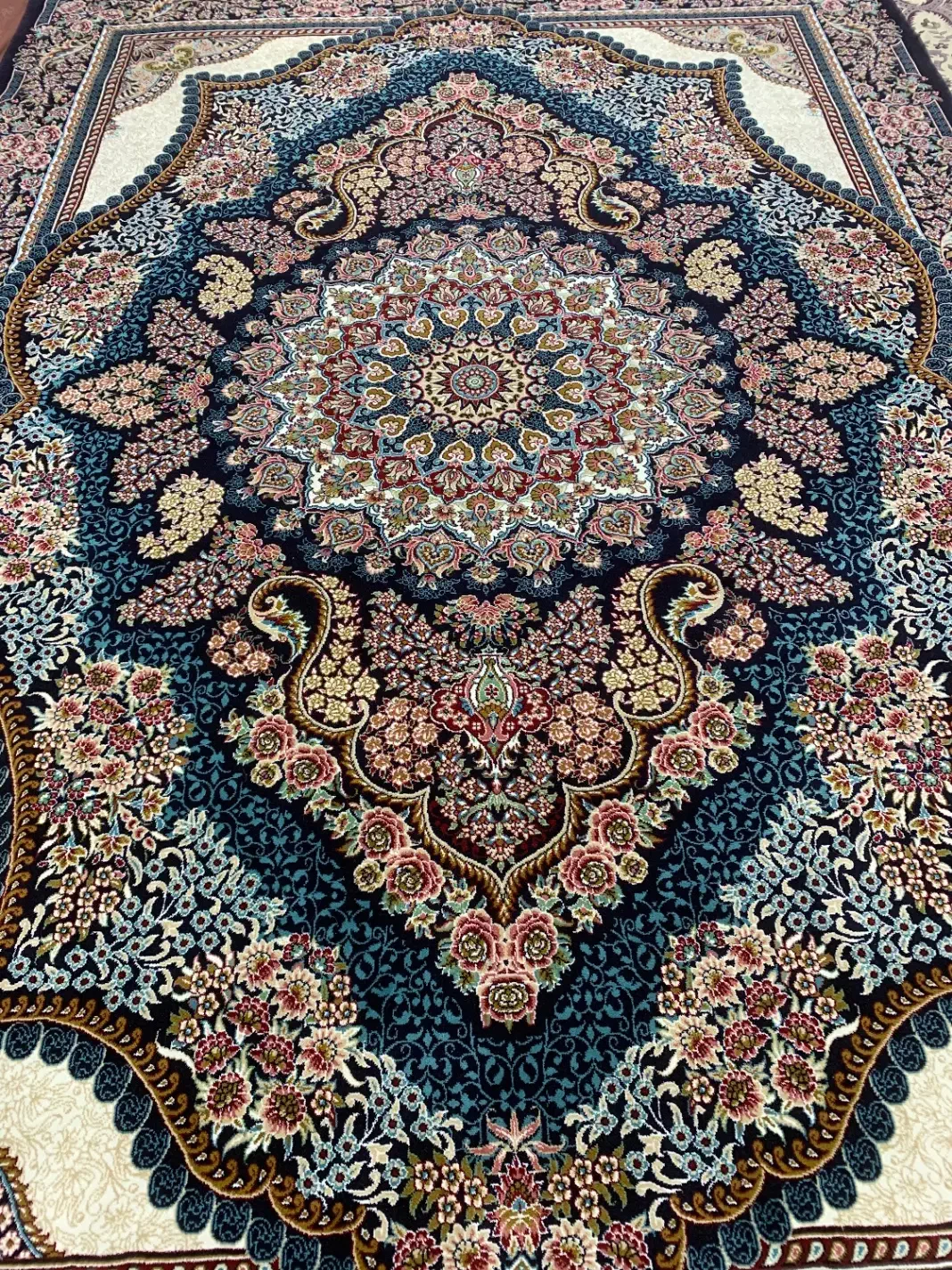 دو تخته فرش نه متری سرمه ای با یک کناره در حد نو|فرش|تهران, شوش (باغ آذری)|دیوار