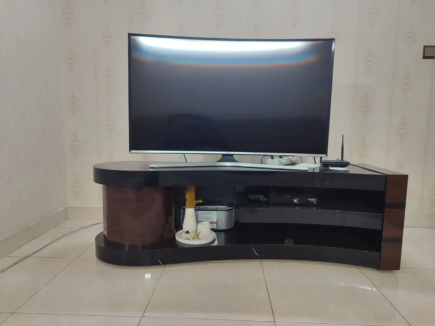 میز تلویزیون|میز تلویزیون|ری, علایین|دیوار