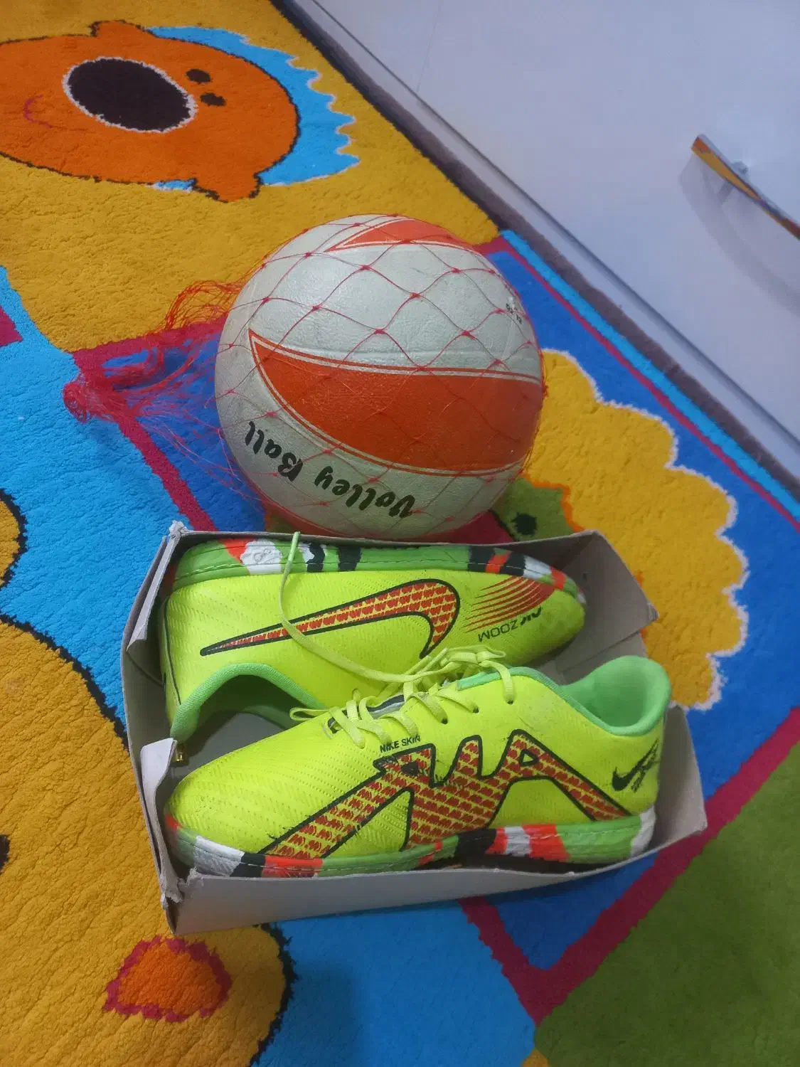 کتونی سالنی و توپ والیبال|تجهیزات ورزشی|سنگر, |دیوار