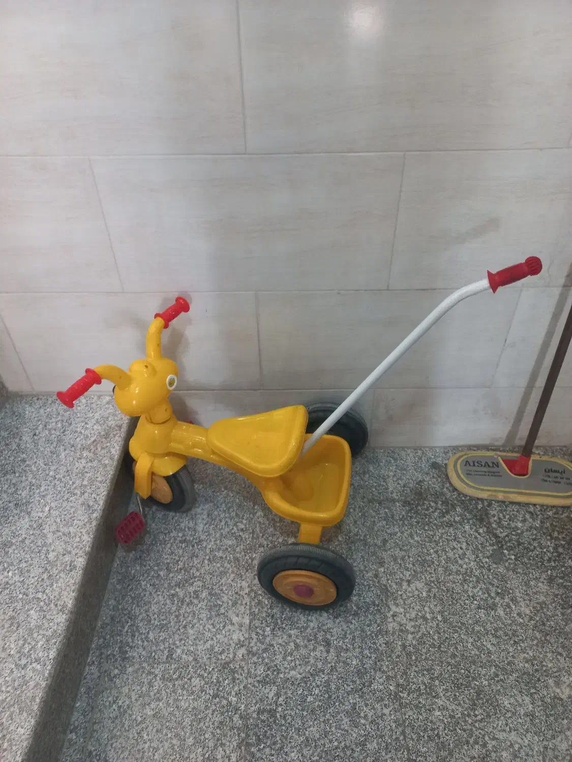 سه چرخه کودک طرح مورچه|اسباب‌بازی بچه|اصفهان, باغ فدک|دیوار