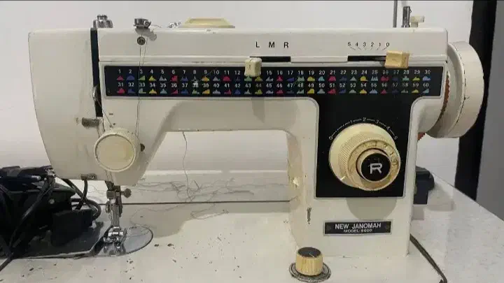 چرخ خیاطی با میز|چرخ خیاطی و ریسندگی|رشت, باهنر|دیوار