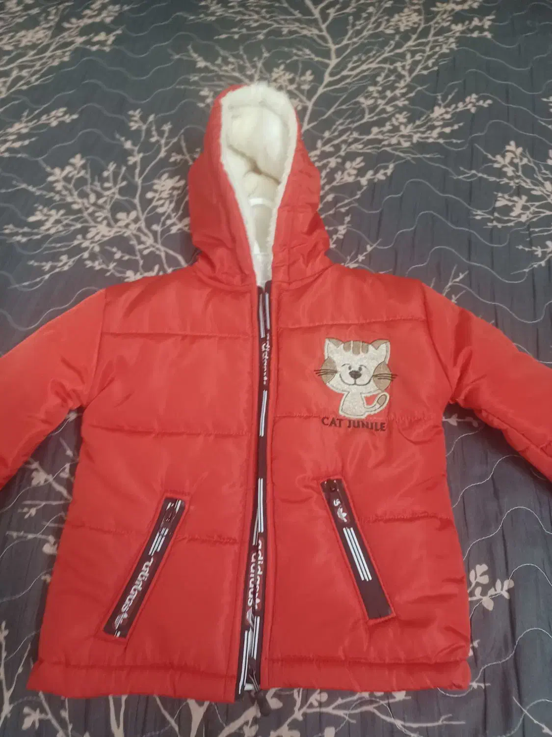 کاپشن|کفش و لباس بچه|ری, علایین|دیوار