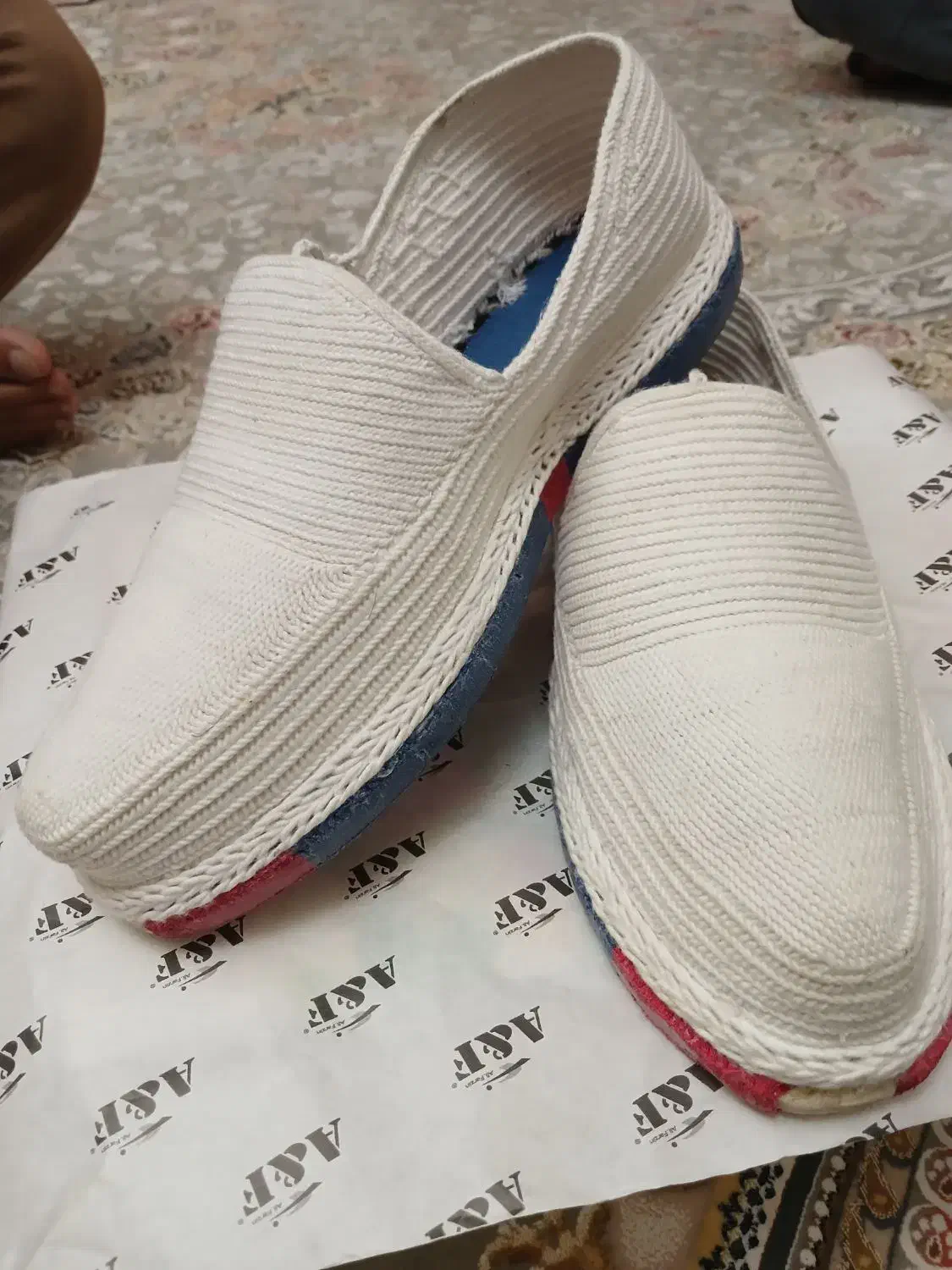 گیوه کلاش (کردی)|کیف، کفش، کمربند|آباده, |دیوار