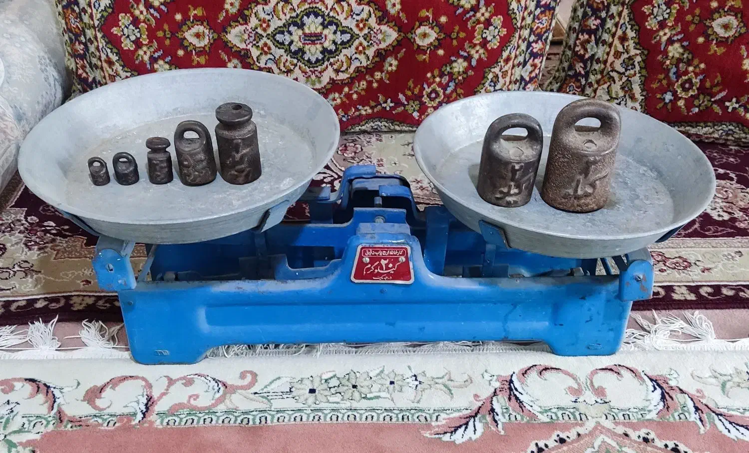 ترازو۲۰کیلویی قدیمی|کلکسیون اشیاء عتیقه|ورامین, ورامین|دیوار