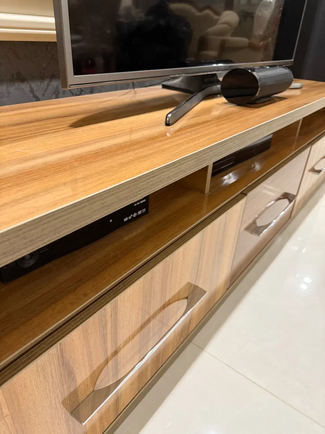 میز تلویزیون هایگلاس فوقالعاده تمیز و شیک|میز تلویزیون|شاهینشهر, سعدی جنوبی|دیوار