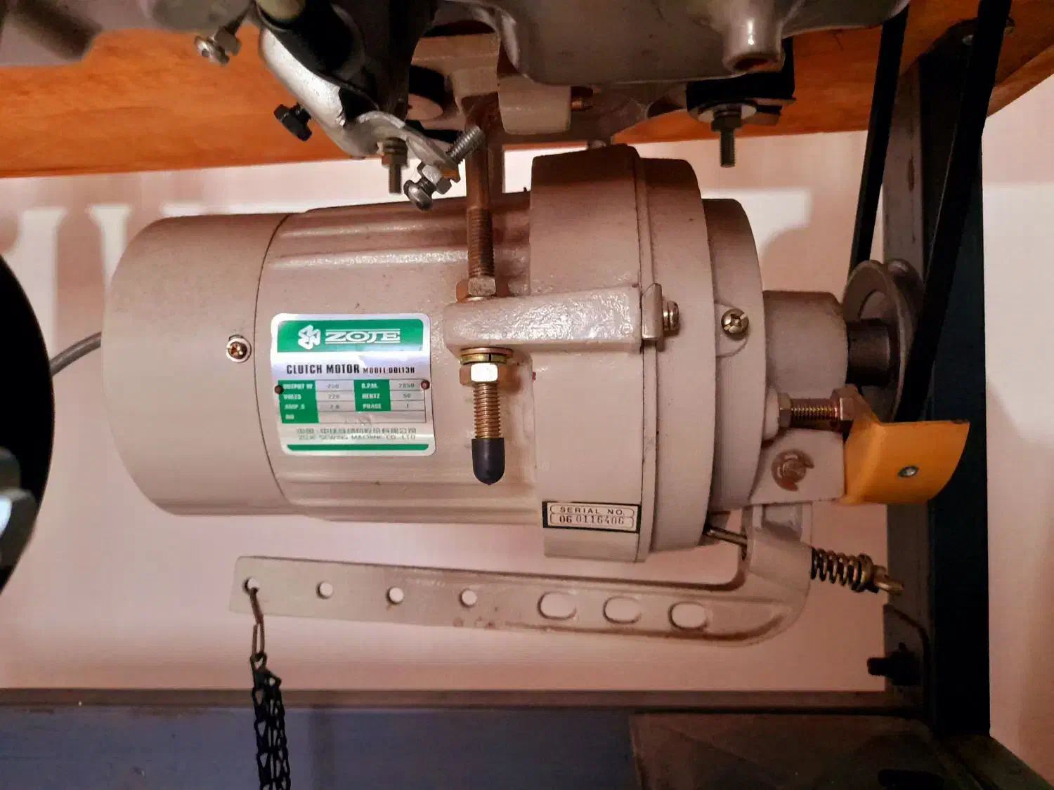 چرخ صنعتی راسته دوز موتور بزرگ|چرخ خیاطی و ریسندگی|رشت, منظریه|دیوار