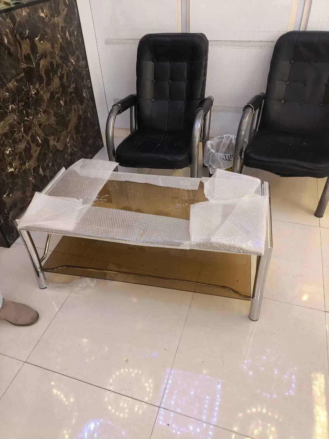 میز و ۲عدد صندلی|مبلمان اداری|شیراز, سیاه سنگ|دیوار