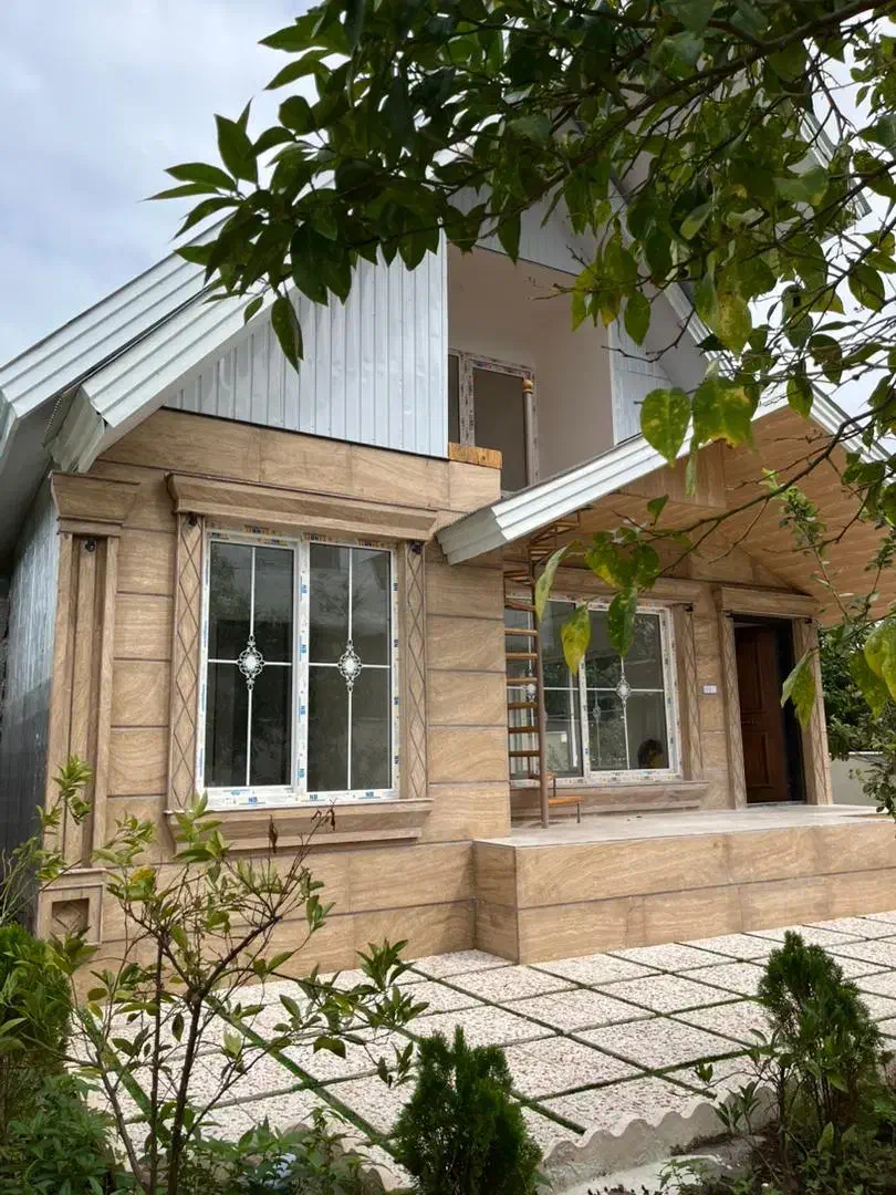 طراحی شیک ـ نمایی از جنس سنگ با محوطه سرسبز و جذاب|فروش خانه و ویلا|خشکبیجار, |دیوار