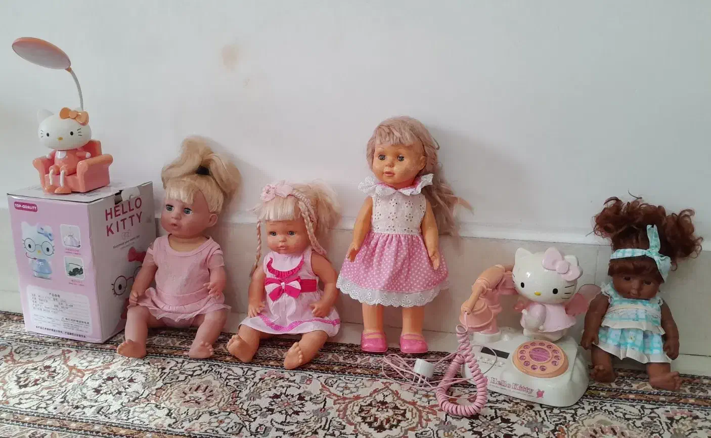 تعدادی عروسک دخترونه|اسباببازی بچه|خوی, |دیوار