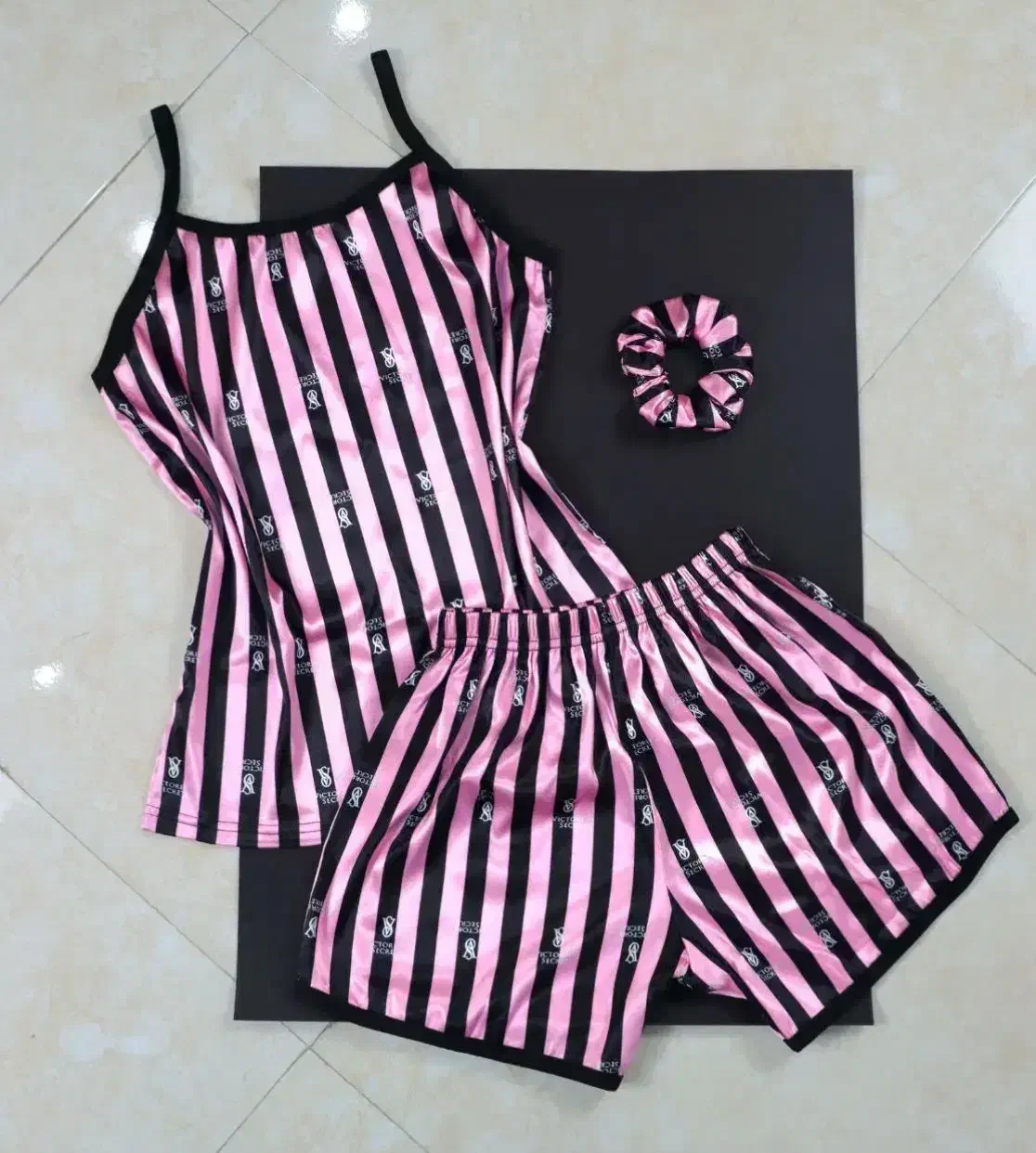 لباس خواب|لباس|یاسوج, |دیوار