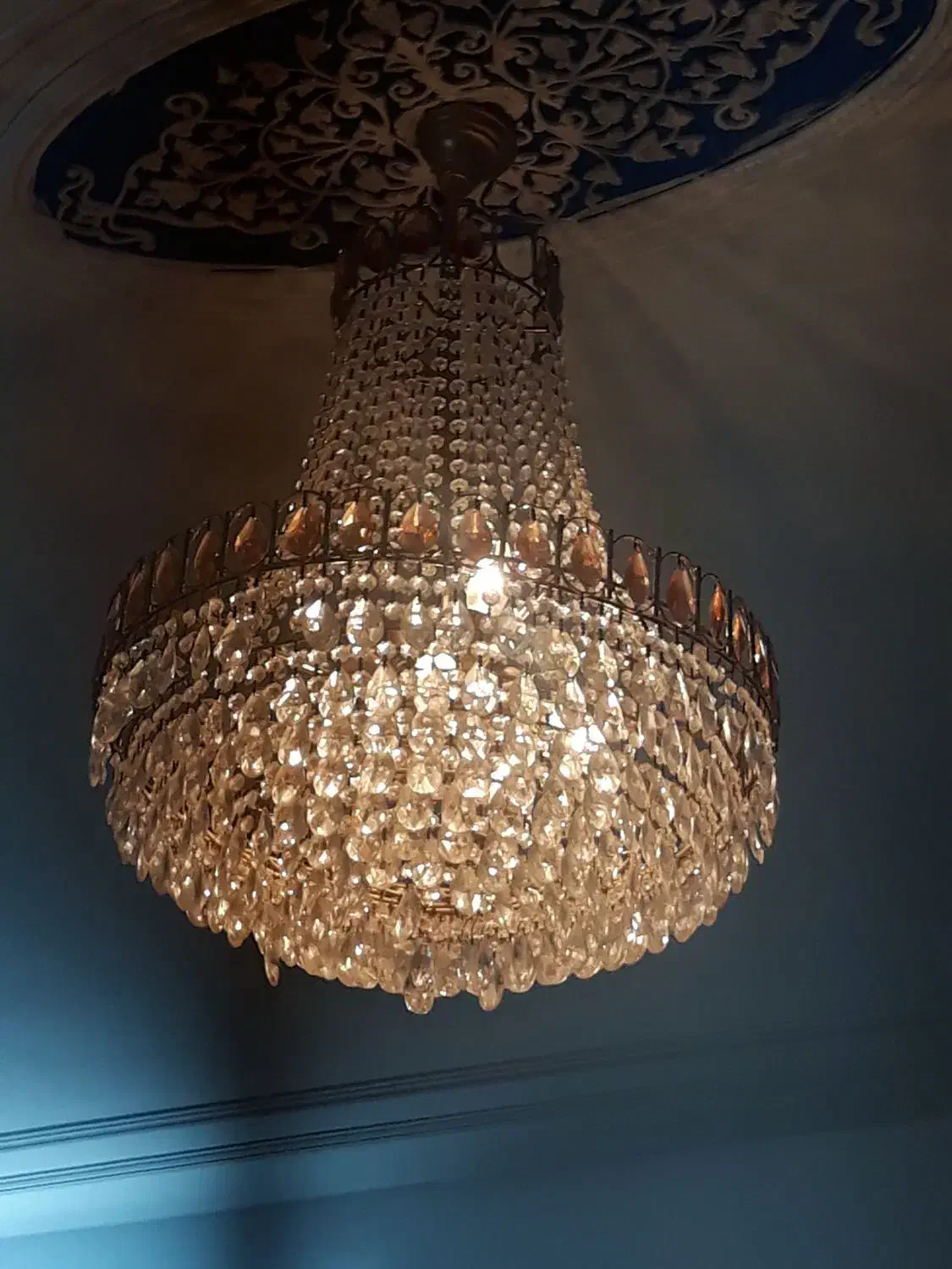 لوستر|لوستر و چراغ آویز|قم, باغ کرباسی|دیوار