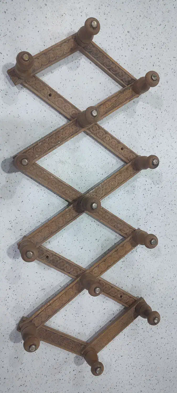 چوب لباسی چوبی قدیمی|بندرخت و رختآویز|ری, جوانمرد قصاب|دیوار