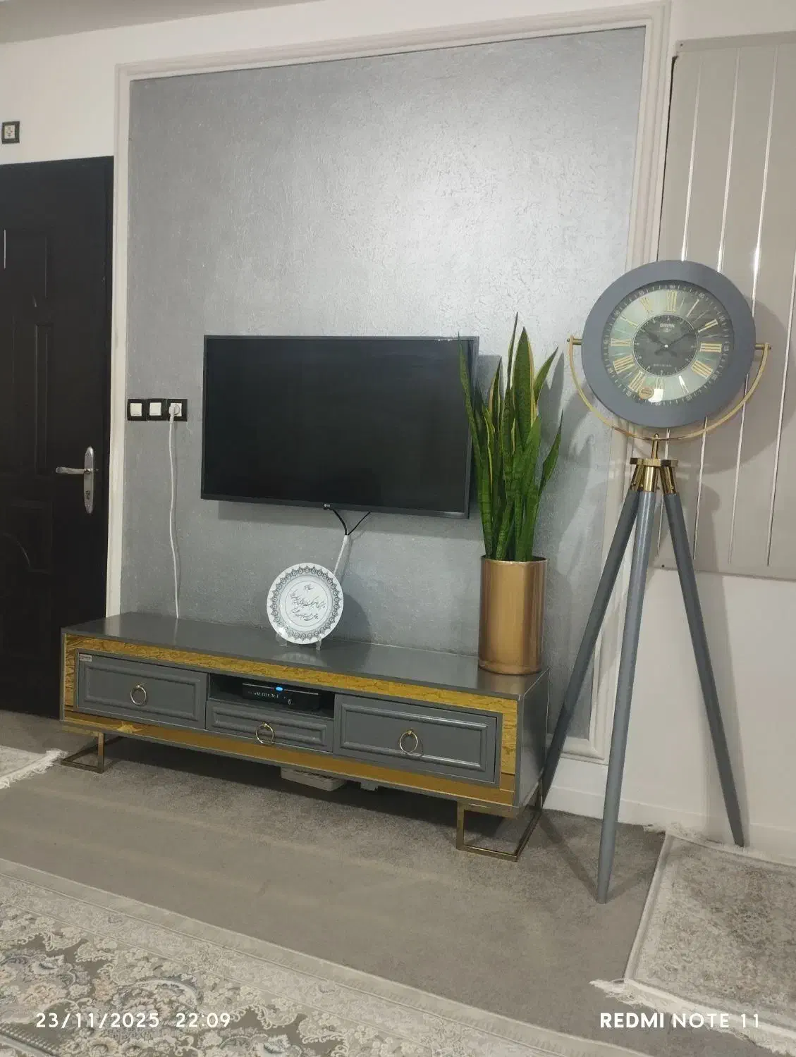 ست میز تلویزیون و ساعت ایستاده در حد نو|ساعت دیواری و تزئینی|رشت, حافظ آباد|دیوار