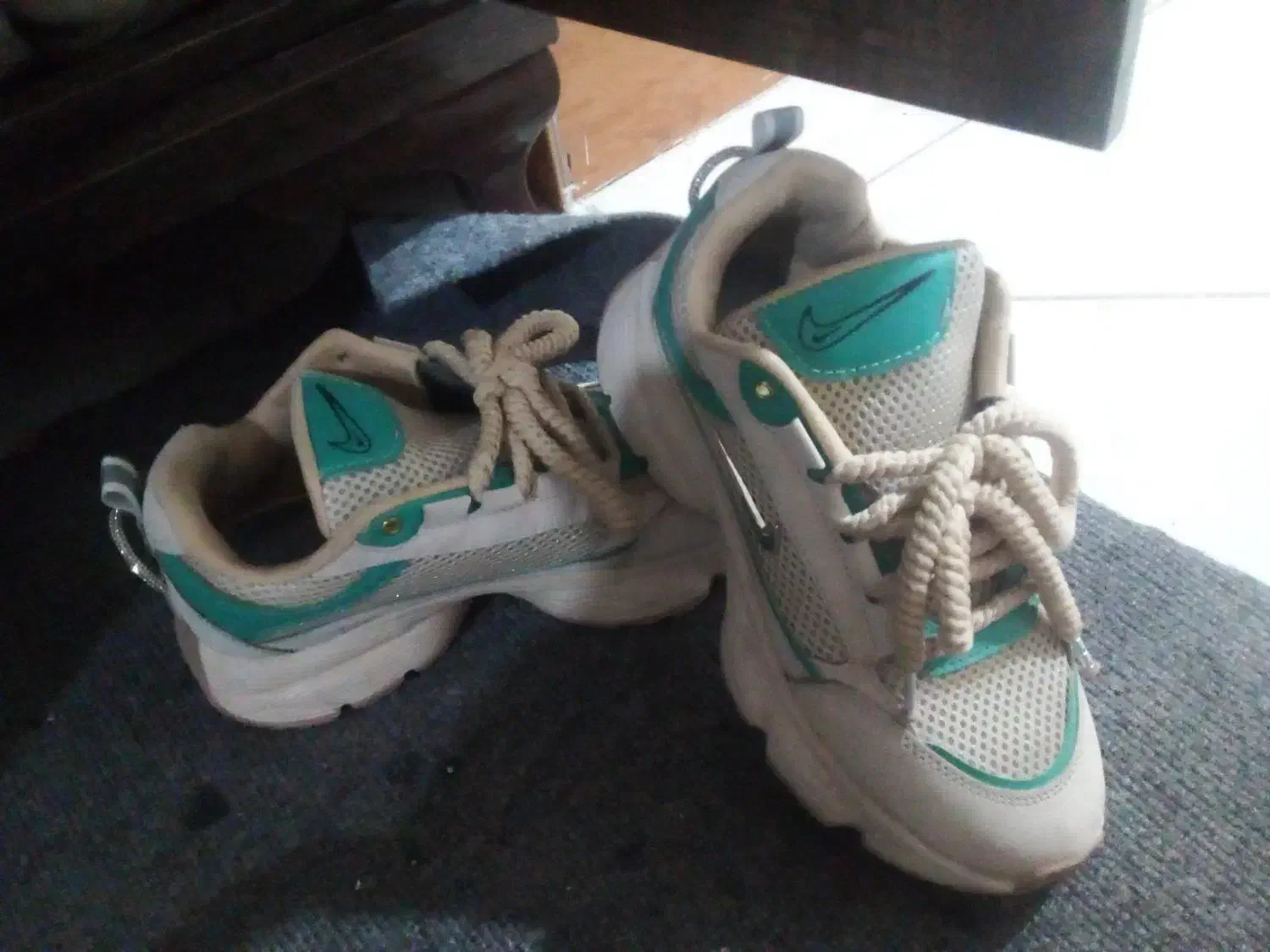 کتونی زنانه|کیف، کفش، کمربند|پیشوا, |دیوار