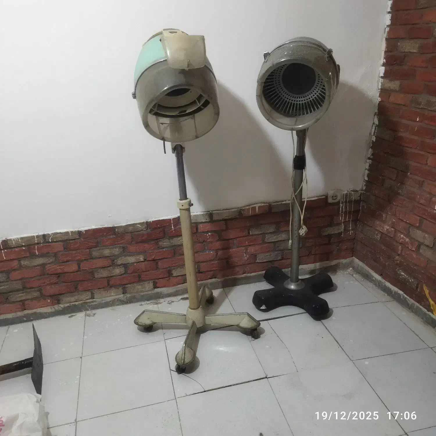 سشوار ایستاده سالنی ژاپنی در حد نو|آرایشگاه و سالن‌های زیبایی|تهران, ونک|دیوار