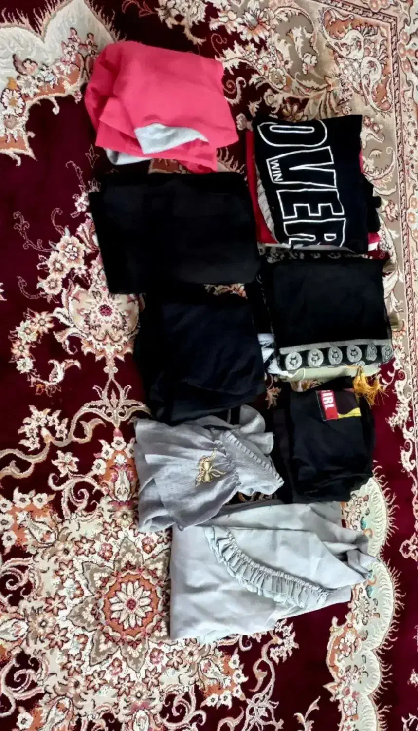 تعدادی لباس|لباس|بهارستان, |دیوار