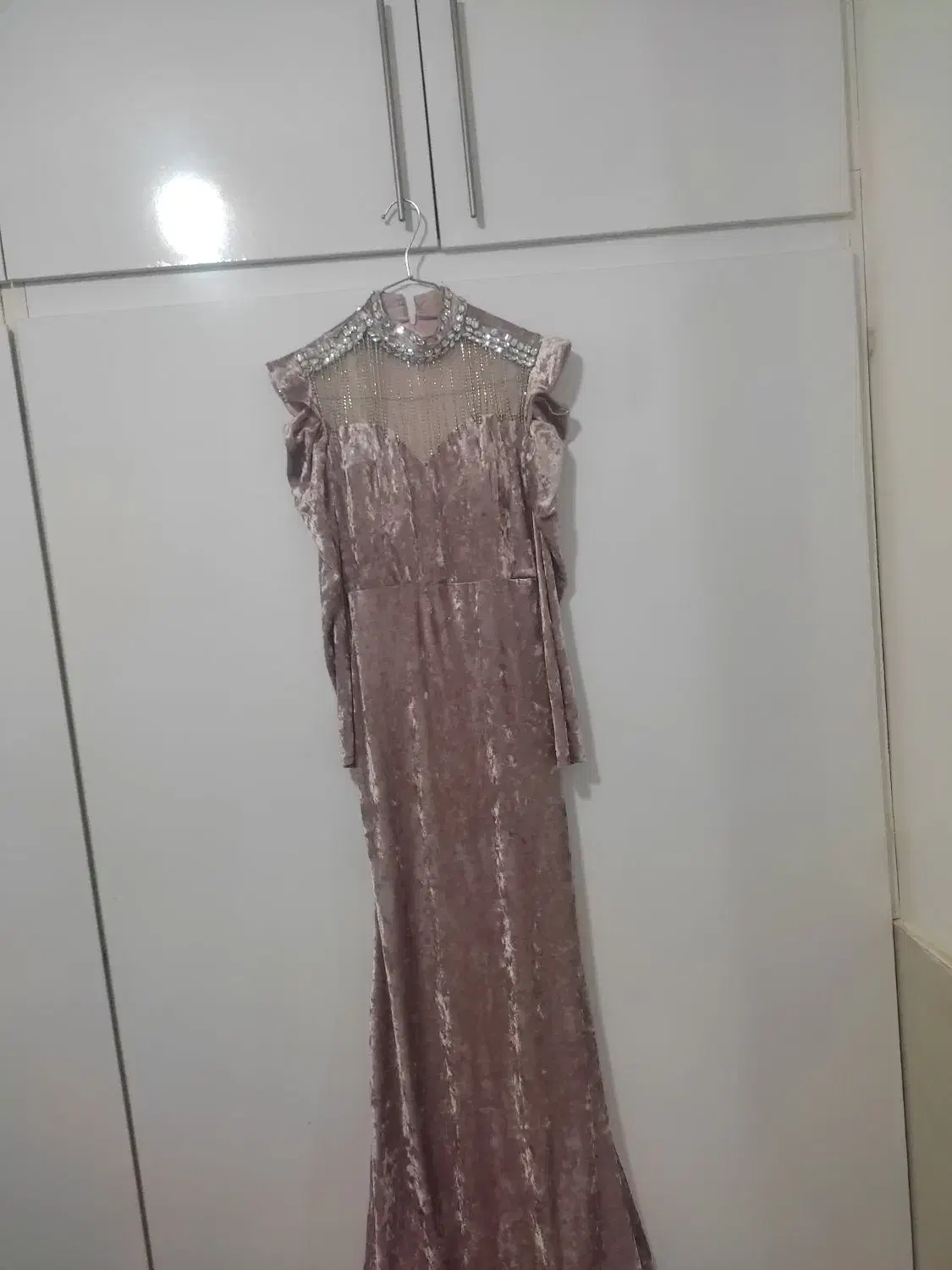 لباس شب|لباس|مشهد, طبرسی شمالی|دیوار