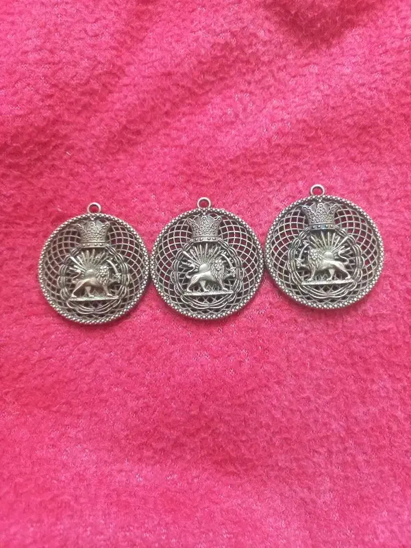 گردن آویز قدیمی|کلکسیون اشیاء عتیقه|شهرکرد, |دیوار