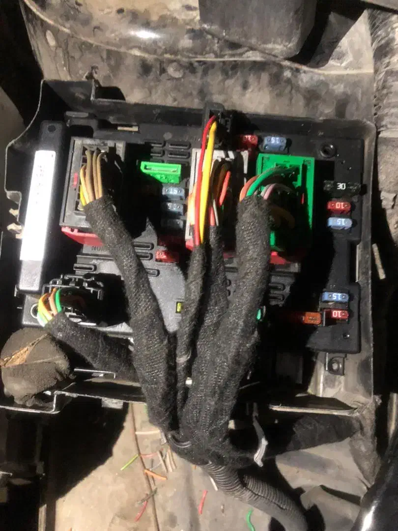 نصب جعبه فیوز قیچی شده در محل BSM FM EBCM|خدمات موتور و ماشین|تهران, هفت حوض|دیوار