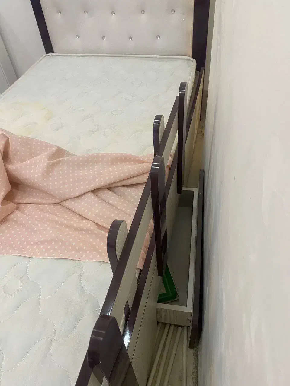 تخت  یکنفره|تخت و سرویس خواب|سبزوار, کوی بهار|دیوار