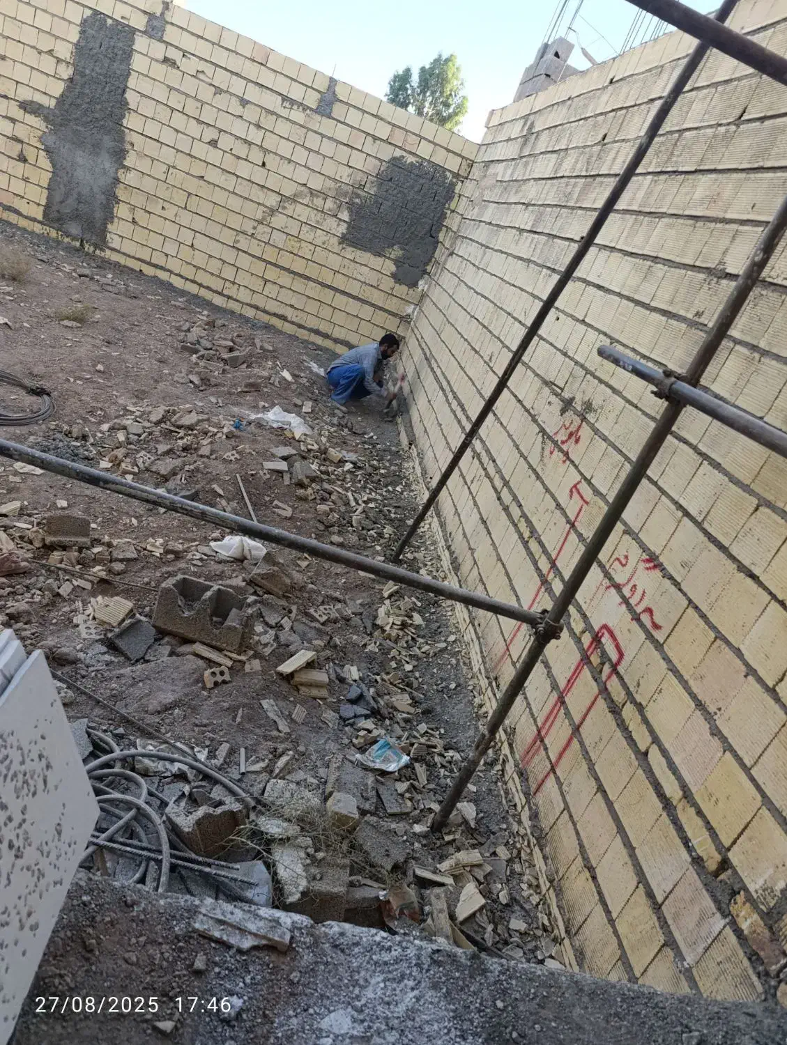 کارگر روز مرد برای سنگ کاری و سرامیک کاری|استخدام معماری، عمران و ساختمانی|خمینی‌شهر, |دیوار