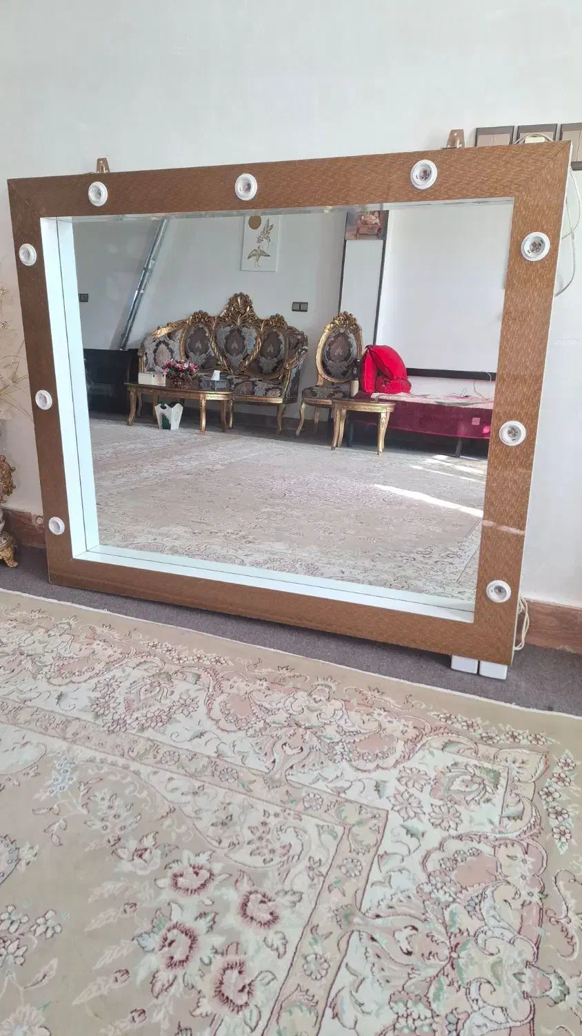 صندلی تخت و آیینه آرایشگاه|آرایشگاه و سالن‌های زیبایی|شاهین‌شهر, گزبرخوار|دیوار