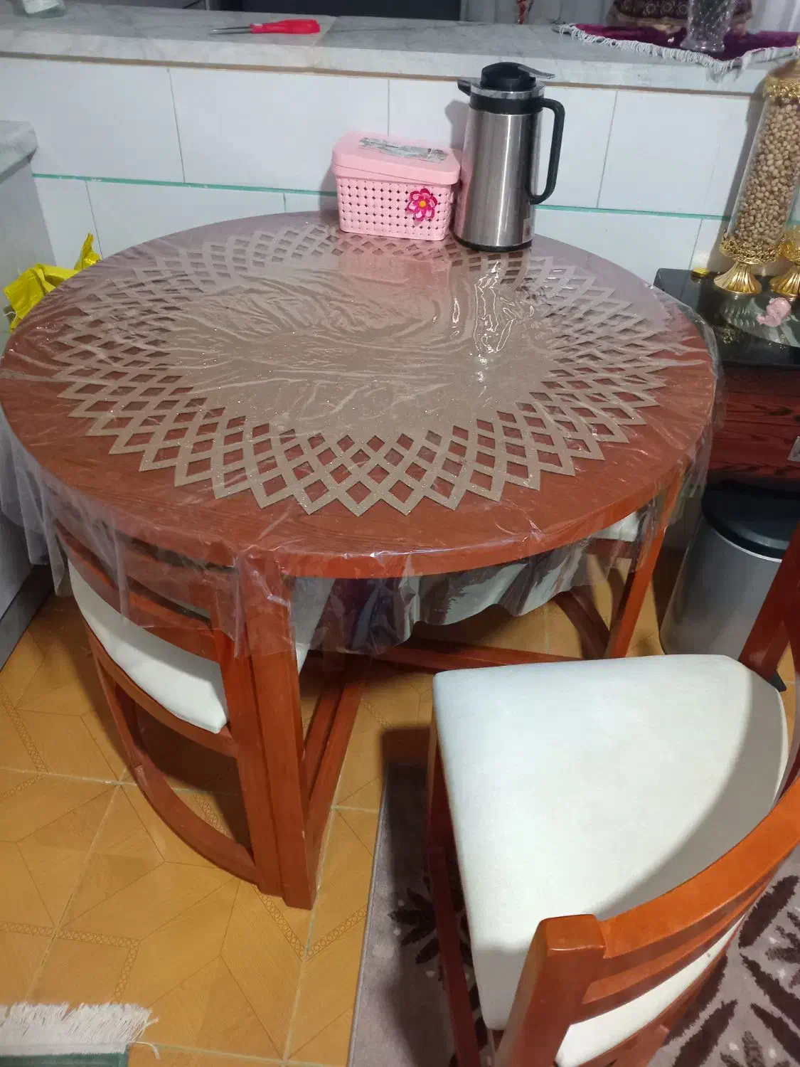 .میز غذا خوری گرد و کم جا.|میز و صندلی غذاخوری|زرند, |دیوار