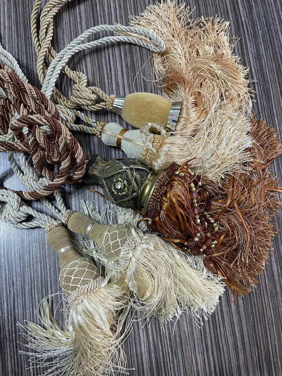 پرده جمع کن های زیبا و یک گلمیخ طلایی|پرده، رانر، رومیزی|رضوانشهر, |دیوار