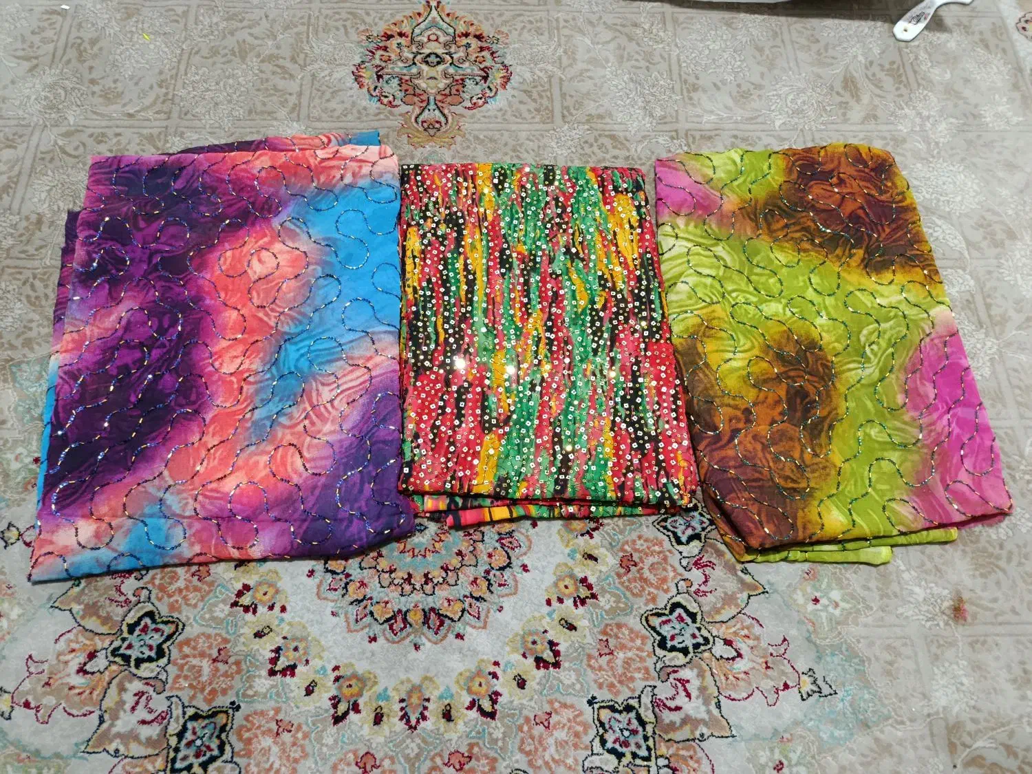 سه قواره پارچه|لباس|قروه, |دیوار