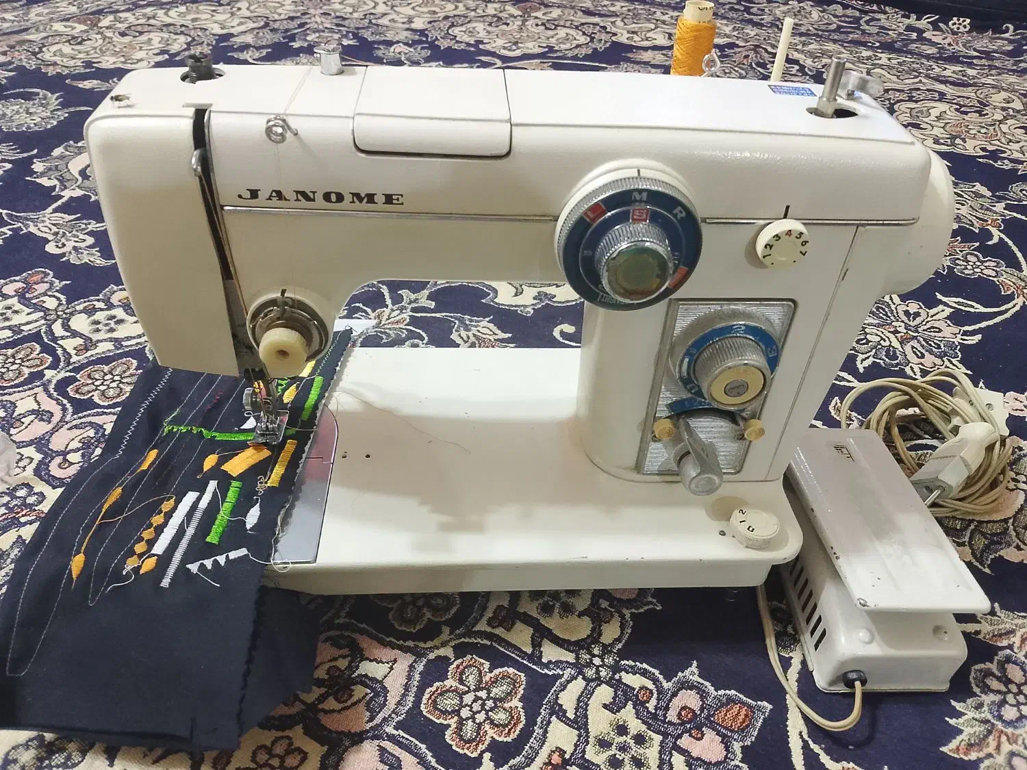 چرخ هفت گلدوزی ژانومه 801 وتعدادی میز چرخ|چرخ خیاطی و ریسندگی|رودان, |دیوار