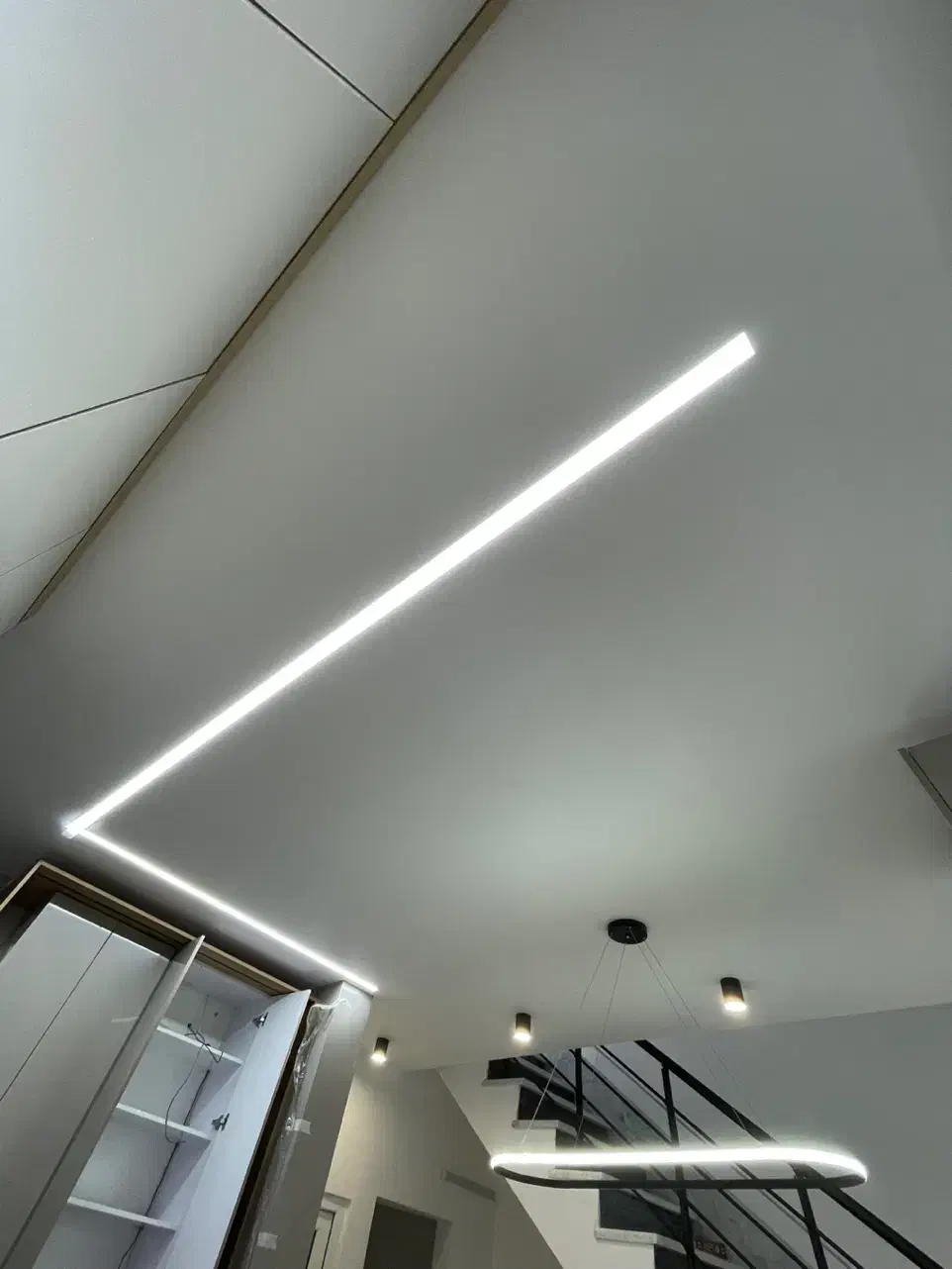 تولید ونصب لاینر سقفی و کابینتی|لامپ و چراغ|قم, دانش|دیوار