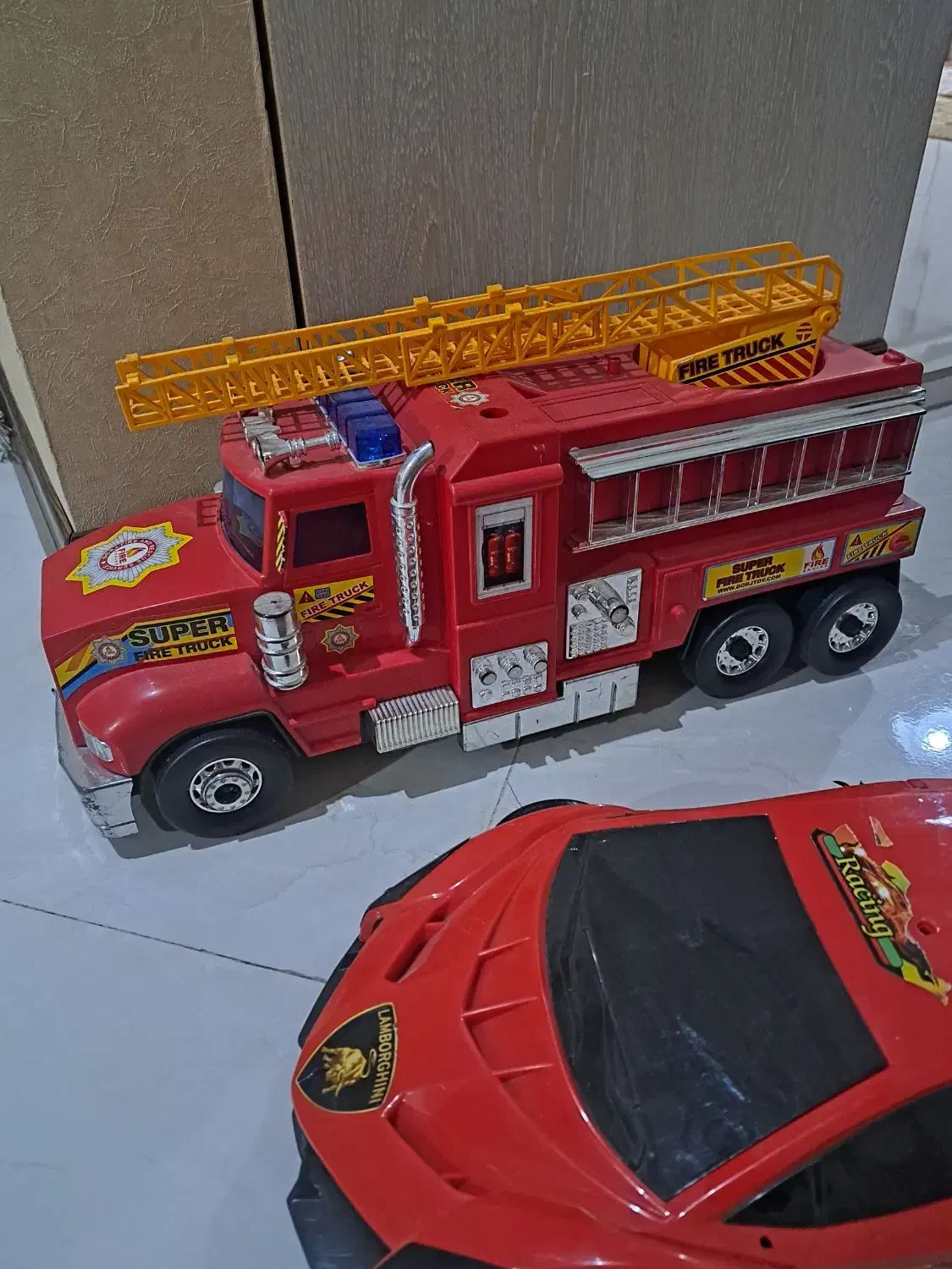 ماشین آتش نشانی نو بدون جعبه|اسباببازی|تهران, امام زاده عبدالله|دیوار