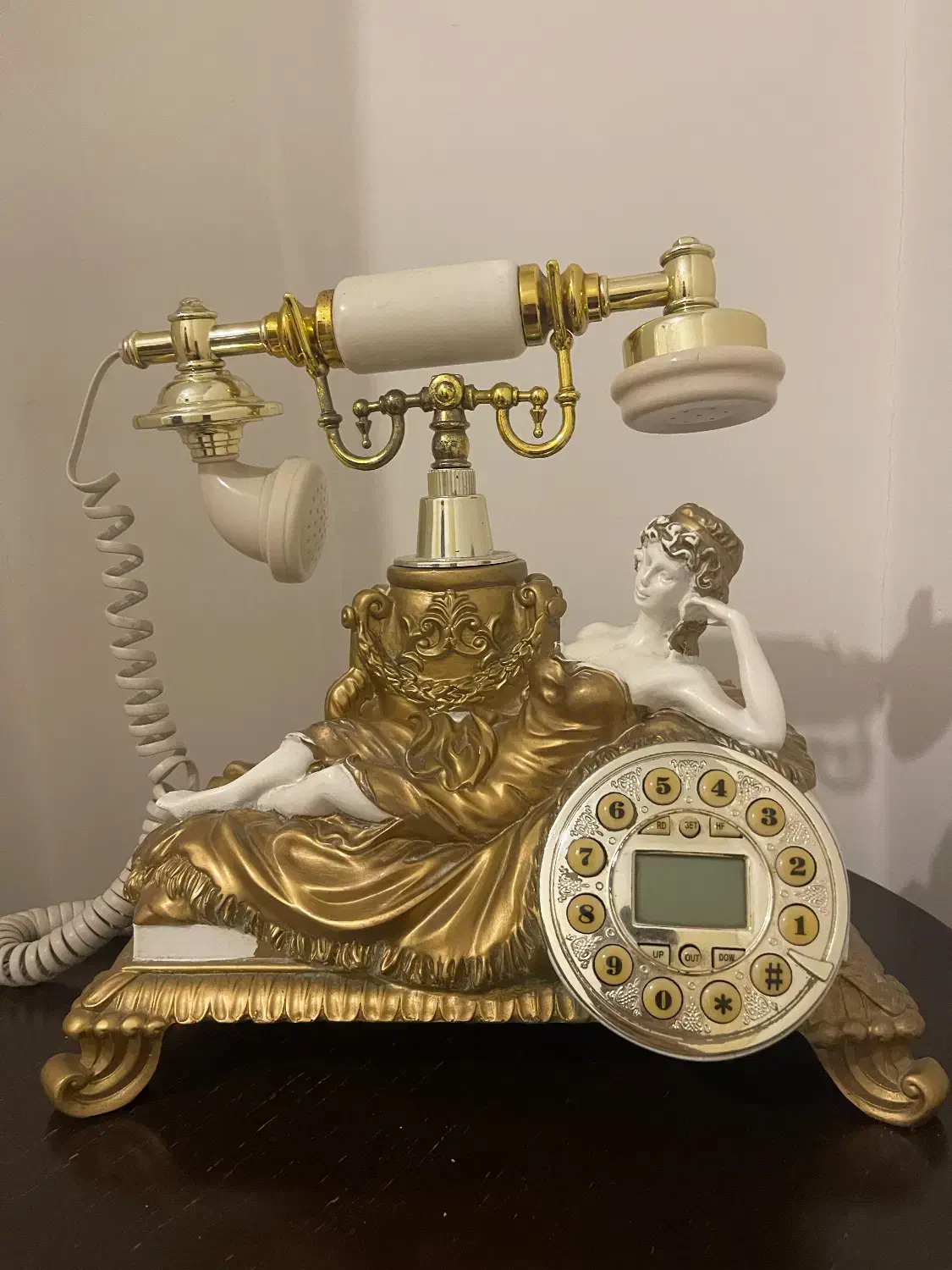 تلفن زیبا|کلکسیون اشیاء عتیقه|اندیشه, اندیشه فاز ۱|دیوار