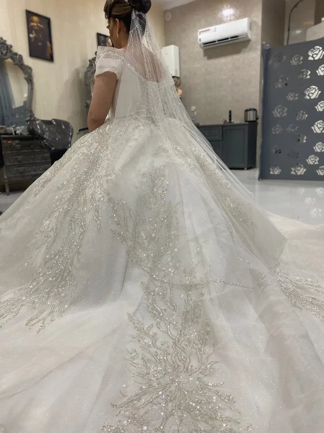 لباس عروس|لباس|مشهد, کوشش|دیوار