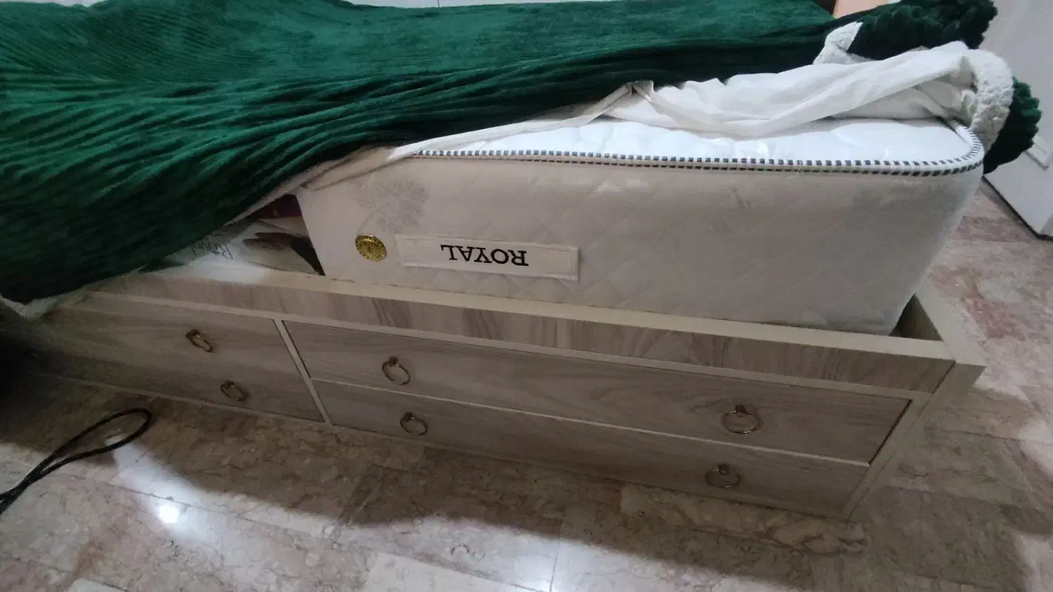 سرویس خواب|تخت و سرویس خواب|پرند, فاز ۱|دیوار