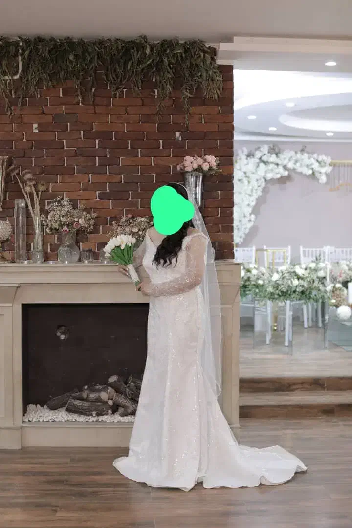 لباس عقدی|لباس|شاهین‌شهر, اقبال لاهوری|دیوار