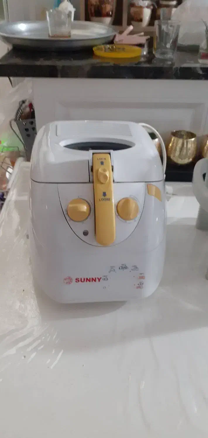 سرخ کن.قالیچه.صندلی۳عدد.جاکفشی،میز|اجاق گاز و لوازم برقی پخت‌وپز|اندیشه, اندیشه فاز ۱|دیوار