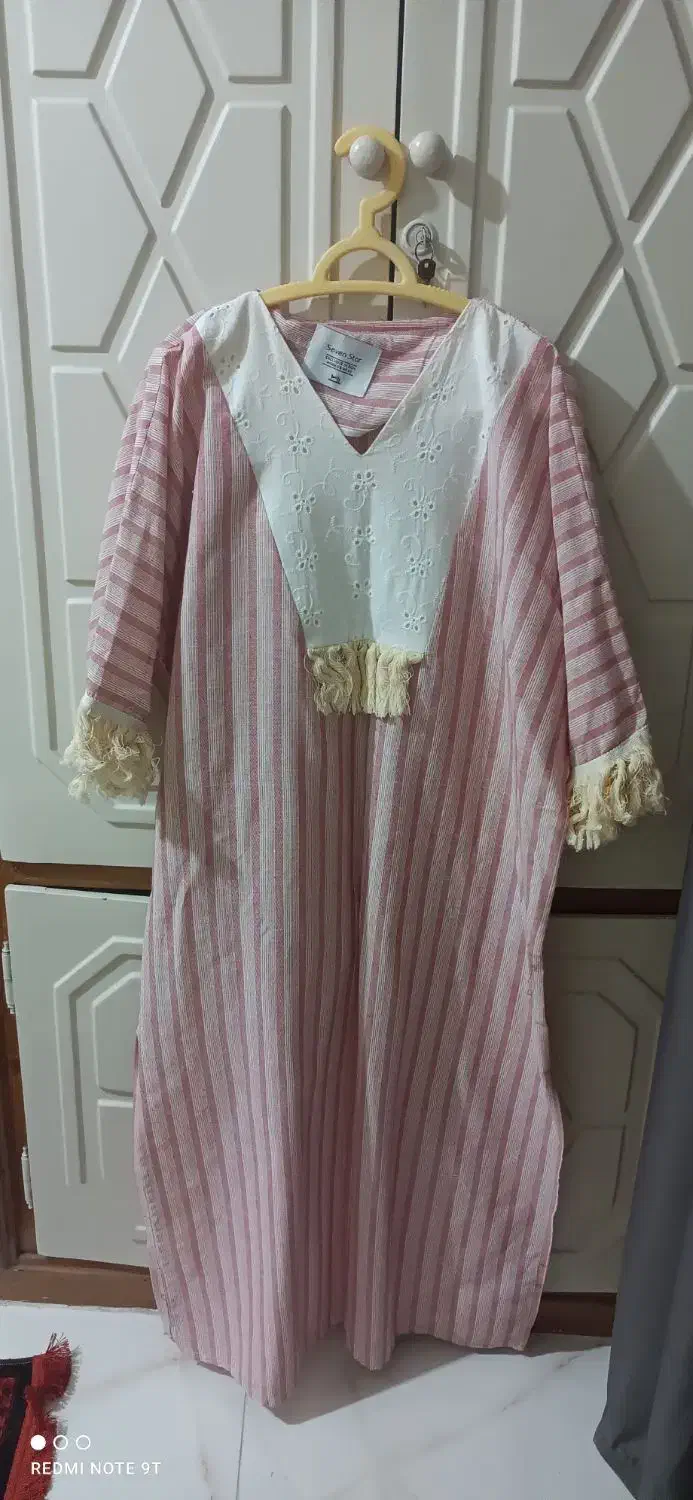 تعداد زیادی لباس زنانه|لباس|رشت, منظریه|دیوار