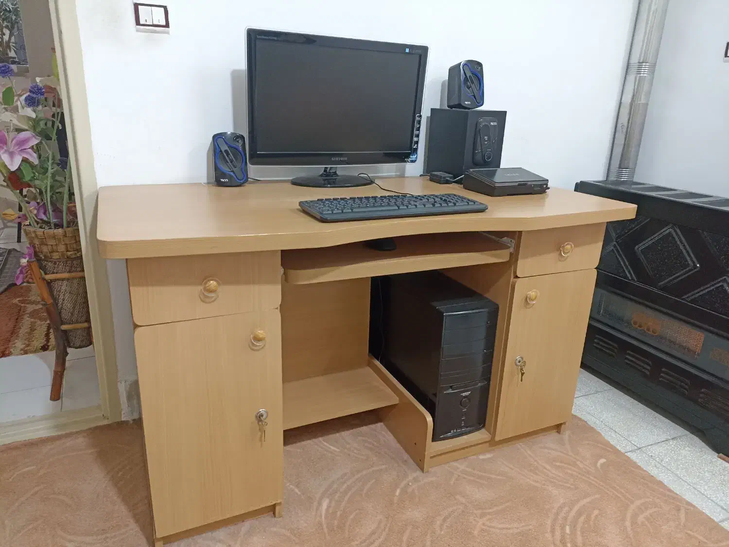 میز کامپیوتر|میز تحریر و کامپیوتر|سبزوار, نواب صفوی|دیوار