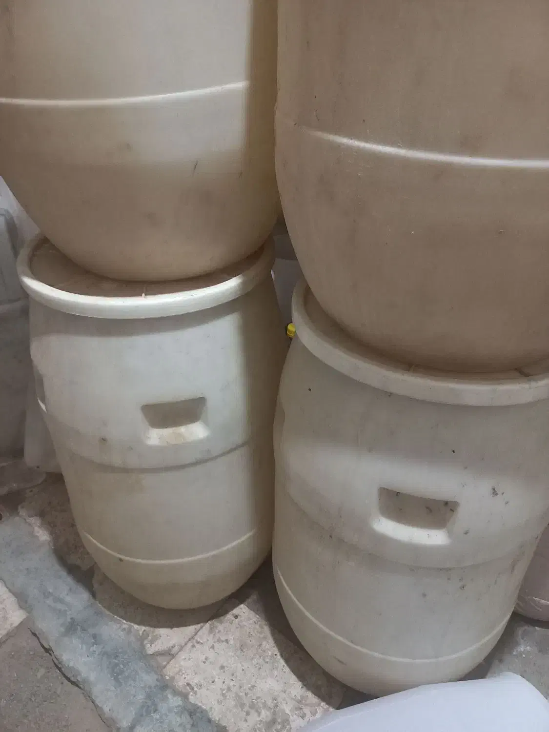 بشکه ۱۲۰کیلویی|ظروف نگهدارنده، پلاستیکی، یک‌بارمصرف|قم, چهار مردان|دیوار