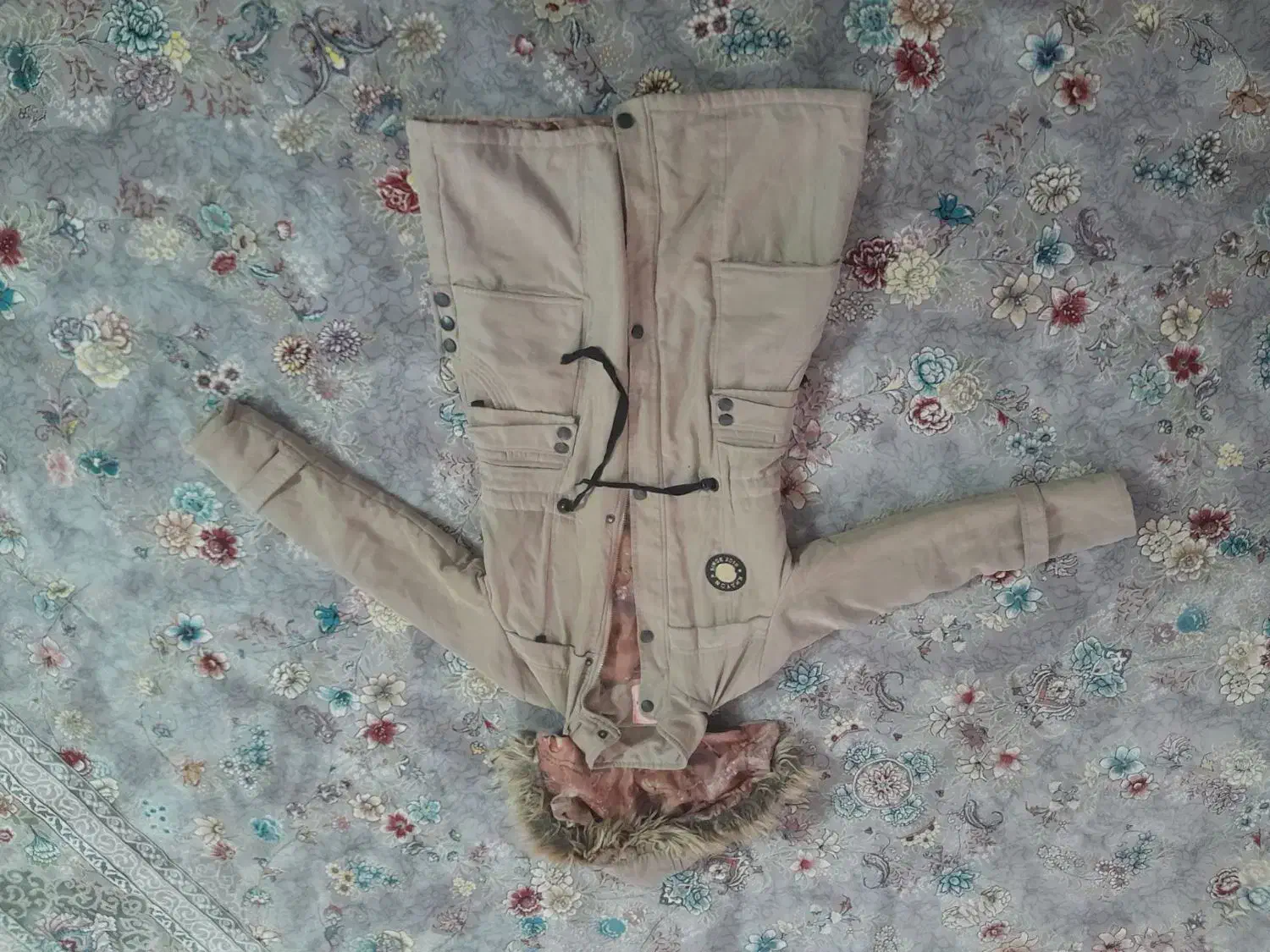 کاپشن|لباس|کنگاور, |دیوار