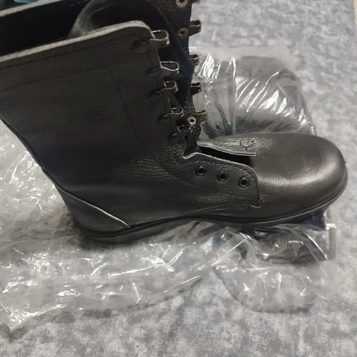 پوتین سربازی|کیف، کفش، کمربند|رشت, پاستوریزه|دیوار