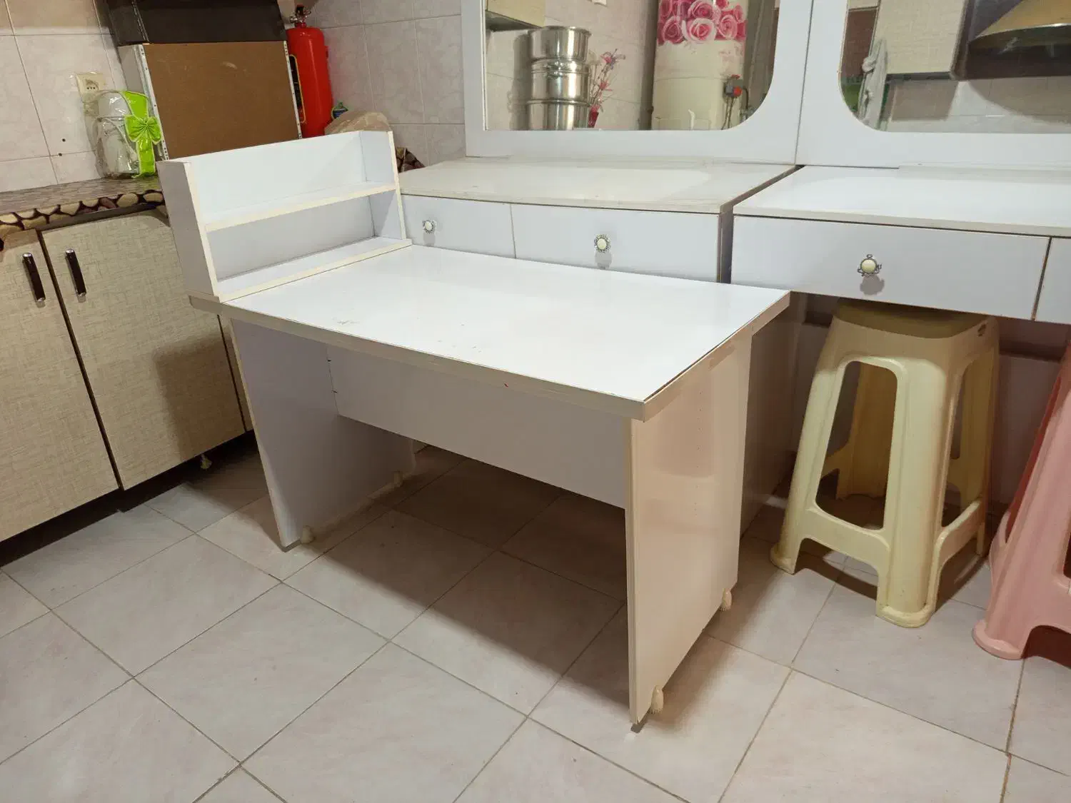 میز برای سالن و آرایشگاه|آرایشگاه و سالن‌های زیبایی|فلاورجان, |دیوار