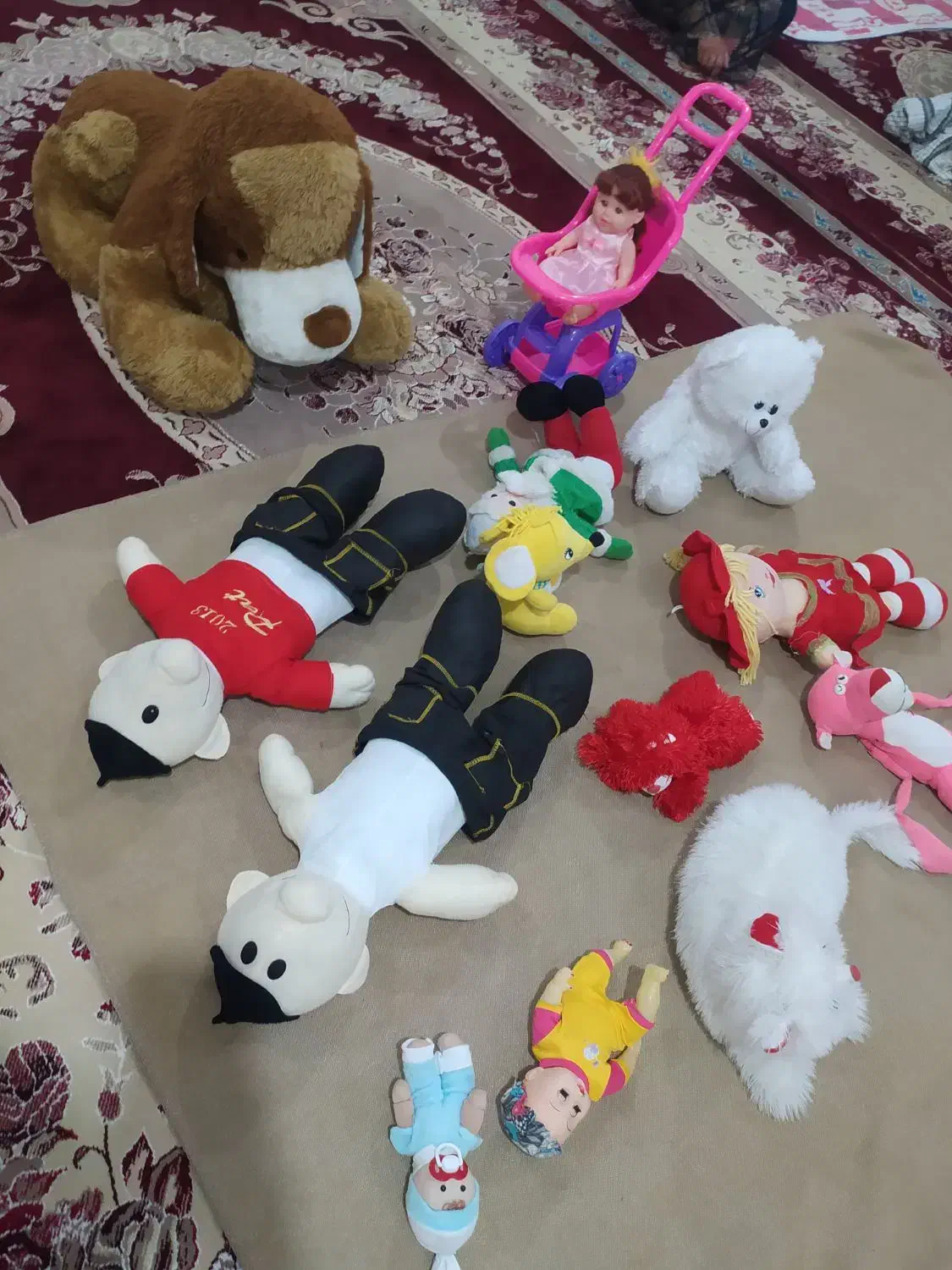 تعدادی عروسک|اسباببازی بچه|ایوان, |دیوار