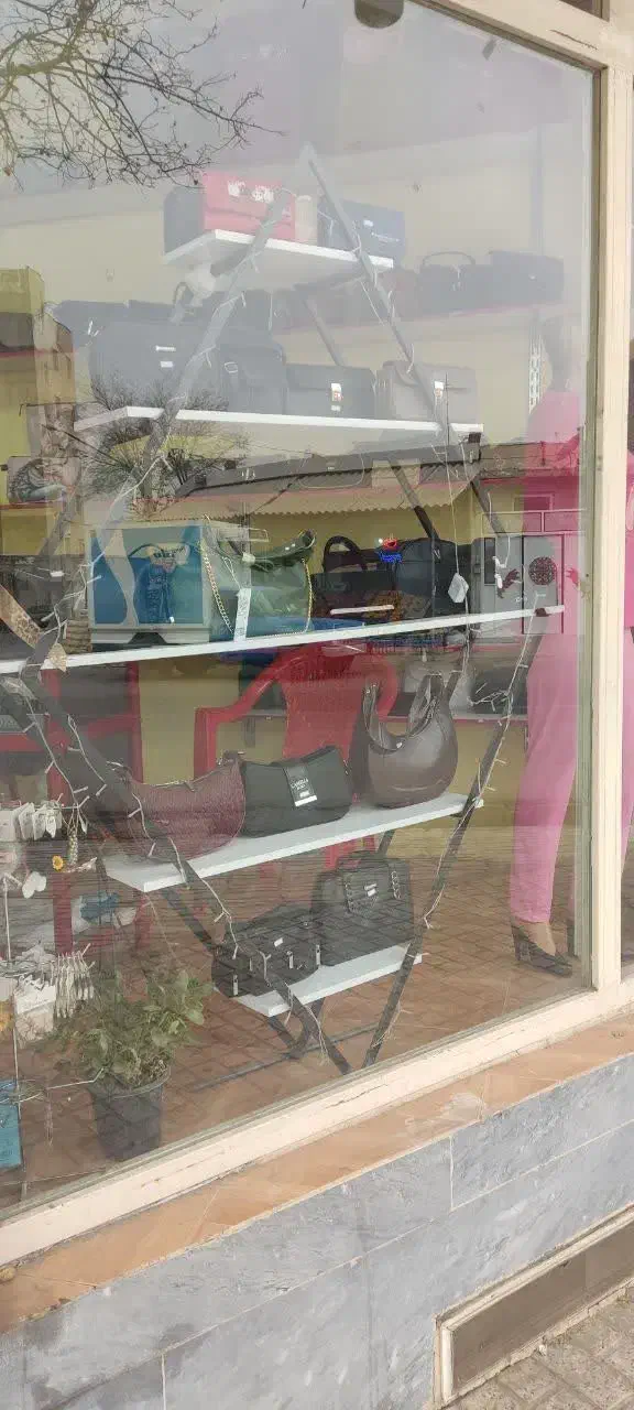 تعدادی مانکن، ویترین کم جا،میز پیشخوان|فروشگاه و مغازه|میانه, |دیوار