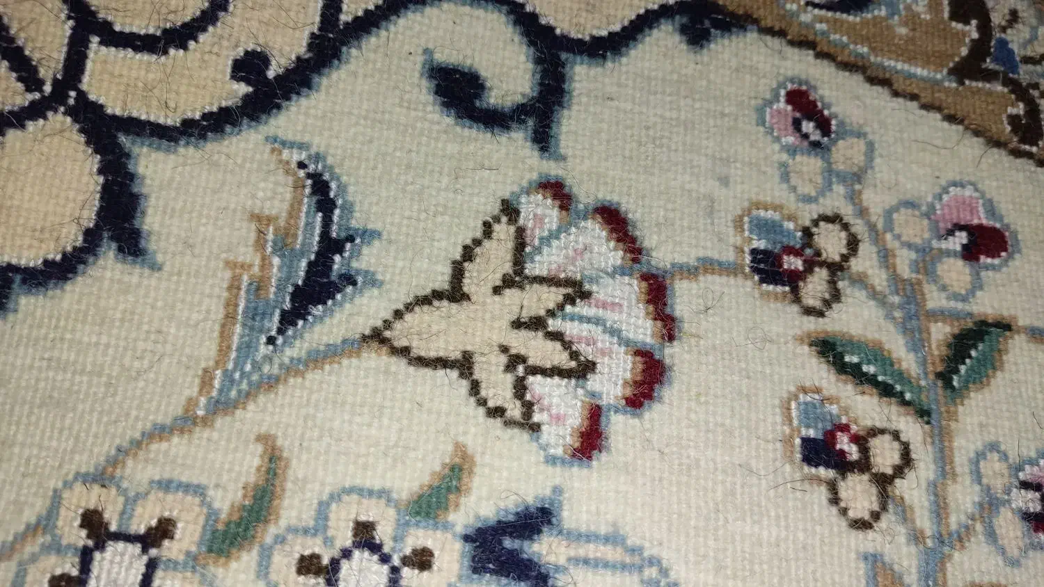 فروش دو عدد قالی دست‌باف نایین|فرش|نائین, |دیوار