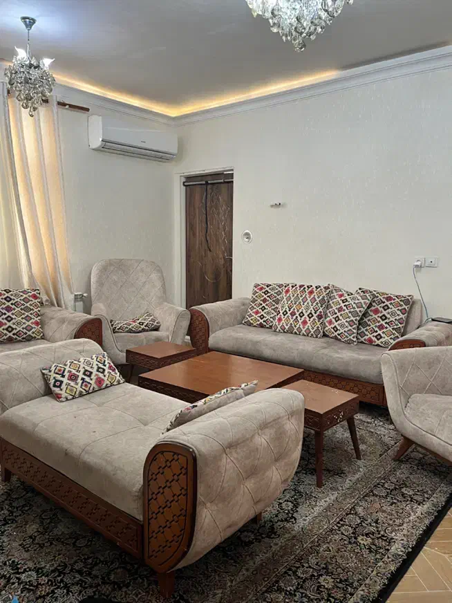 مبل ۹ نفره با شزلون و میز جلو مبلی|مبلمان خانگی و میز عسلی|رشت, باهنر|دیوار