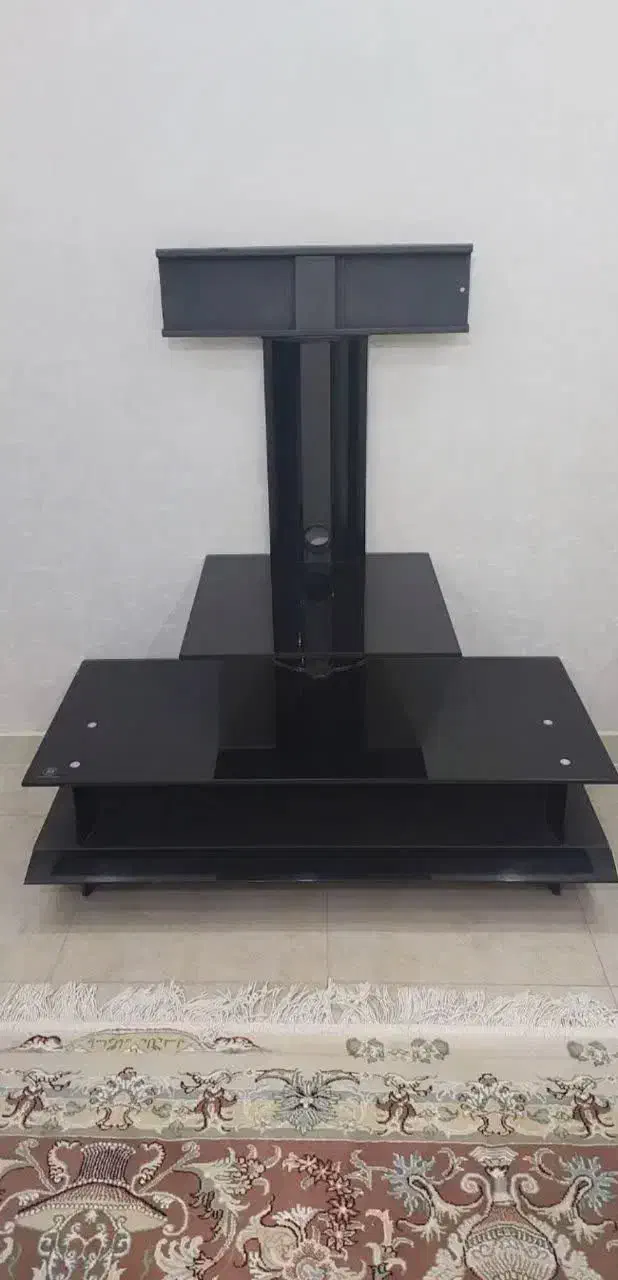 ال سی دی ۳۲ اینچ ال جی با میز شیشه ای|تلویزیون و پروژکتور|گرگان, |دیوار